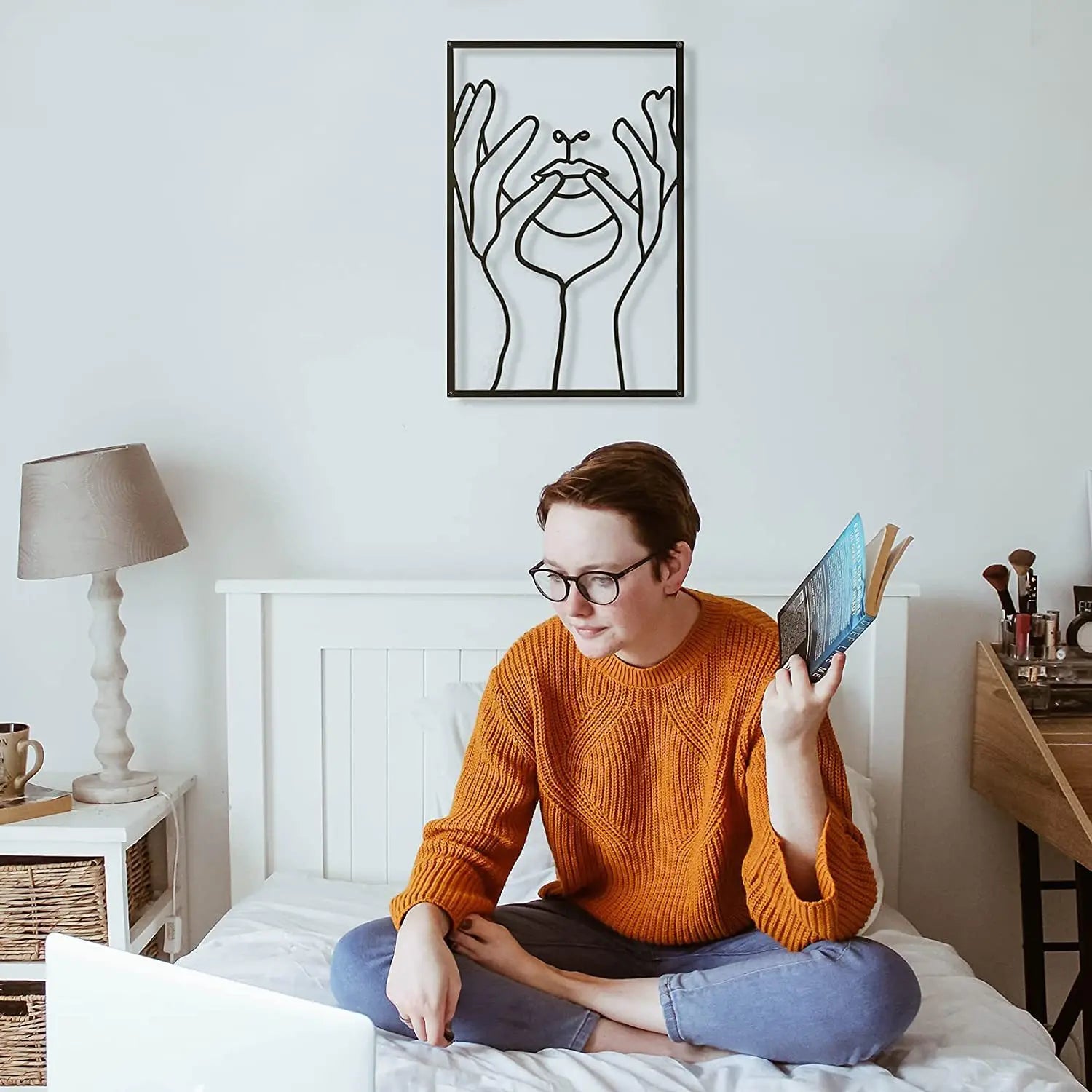 Painel Decorativo Feminino Vazado em Metal – Arte de Parede Moderna para Casa